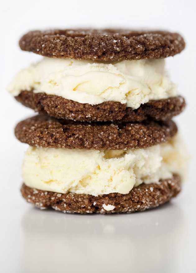 Sandwich cu biscuiți cu cacao și înghețată de vanilie 