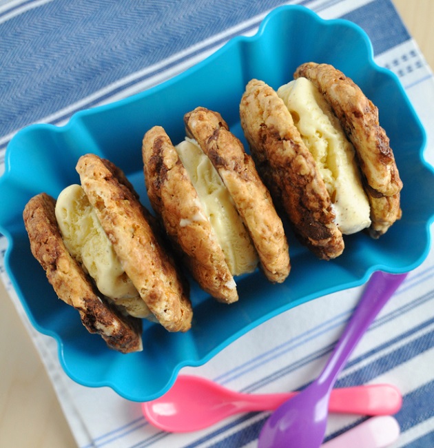 Sandwich cu biscuiți cu biscuiți cu ciocolată și înghețată de vanilie