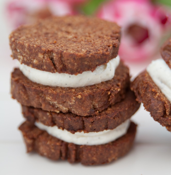 Sandwich cu biscuiți cu cacao și nucă și înghețată cu iaurt 