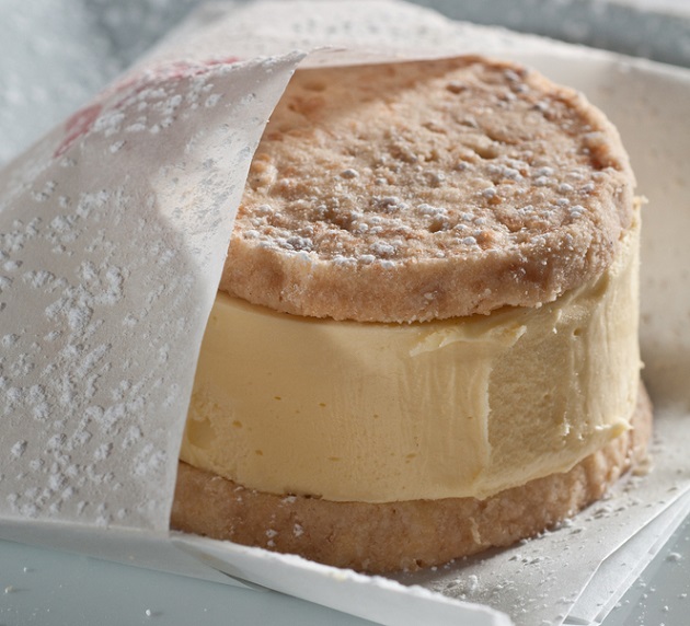 Sandwich cu biscuiți cu unt și înghețată caramel