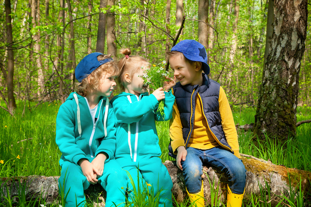 copii care miros flori